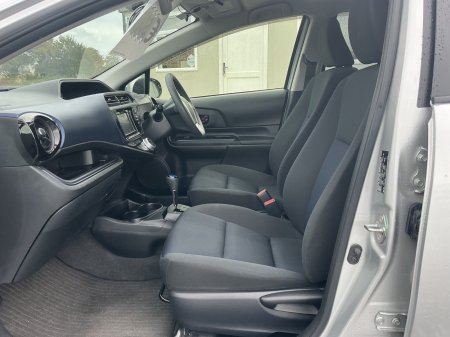 2015 Toyota Aqua - photo 13