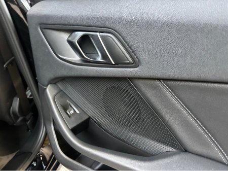 2024 BMW 1-Series - photo 2