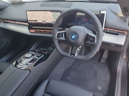 2026 BMW 5-Series - photo 6