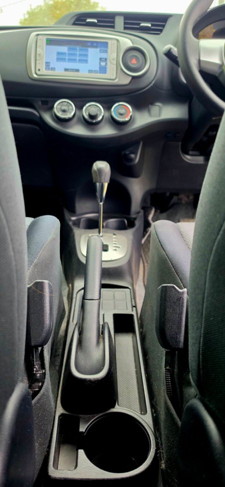 2014 Toyota Vitz - photo 13