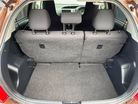 2015 Toyota Vitz - photo 19