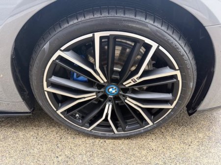 2022 BMW 5-Series - photo 8