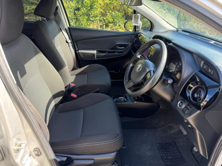 2019 Toyota Vitz - photo 5