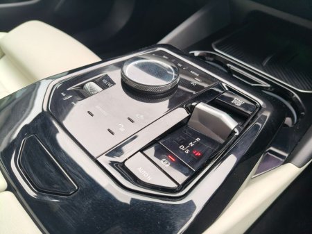 2024 BMW 5-Series - photo 10