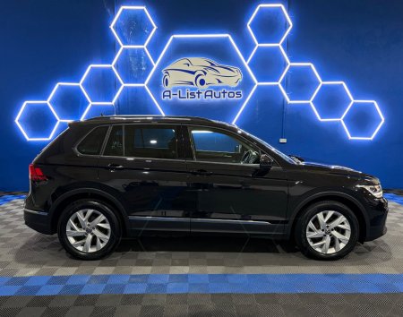 2023 Volkswagen Tiguan - photo 2