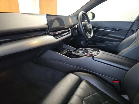 2025 BMW 5-Series - photo 8