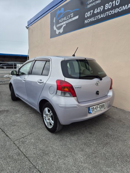 2009 Toyota Vitz - photo 4