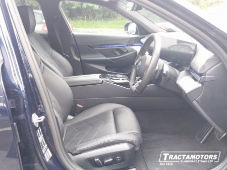 2025 BMW 5-Series - photo 21