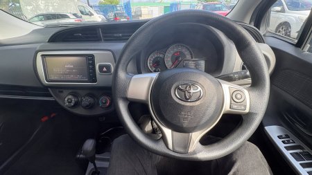 2015 Toyota Vitz - photo 12