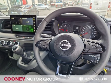 2027 Nissan Interstar - photo 2