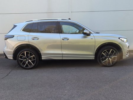 2025 Volkswagen Tiguan - photo 2