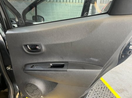 2012 Toyota Vitz - photo 15