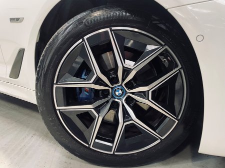 2022 BMW 5-Series - photo 23