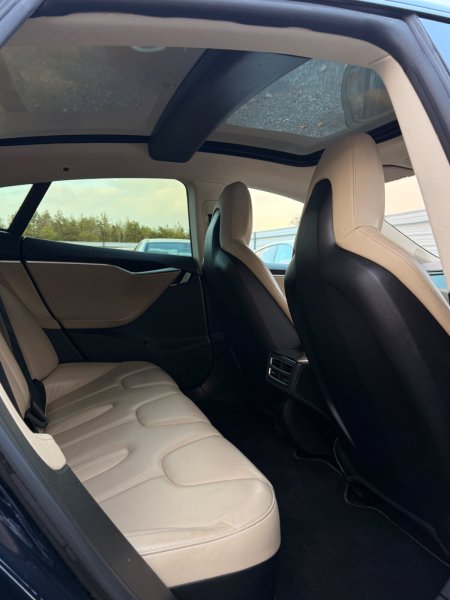 2015 Tesla Model S - photo 29