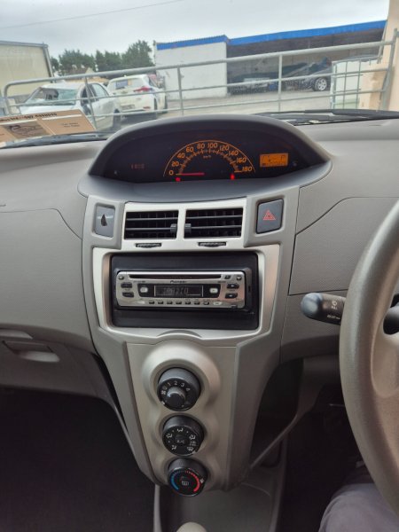 2009 Toyota Vitz - photo 8