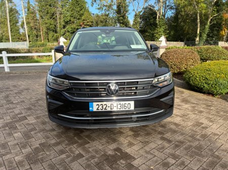2023 Volkswagen Tiguan - photo 2