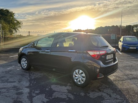 2017 Toyota Vitz - photo 8