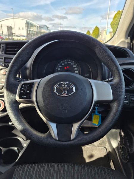 2012 Toyota Yaris - photo 16