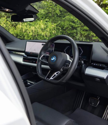 2024 BMW 5-Series - photo 4