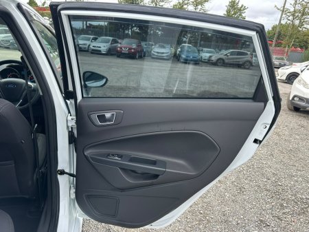 2015 Ford Fiesta - photo 11