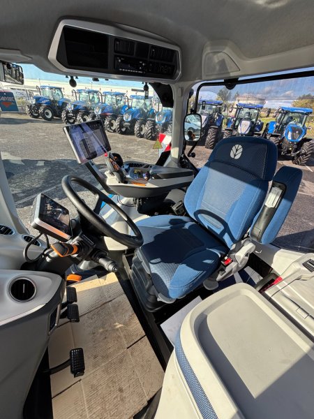 0 New Holland T7.270 - photo 5