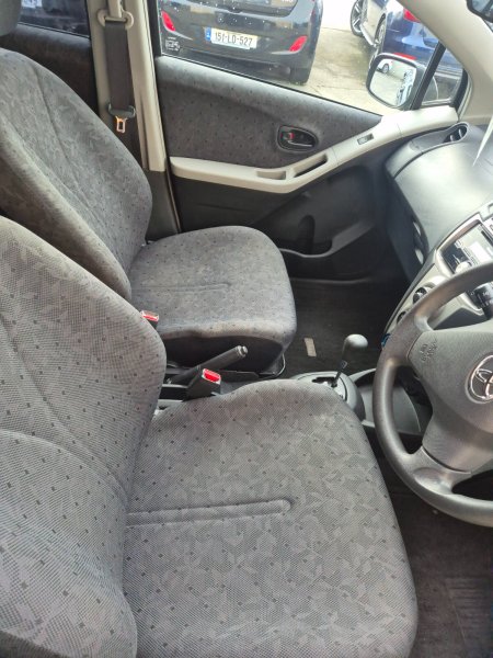 2011 Toyota Vitz - photo 8