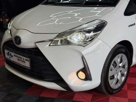 2017 Toyota Vitz - photo 11