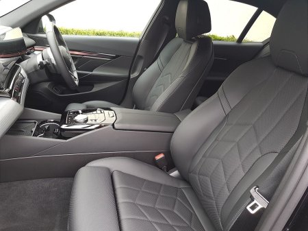 2026 BMW 5-Series - photo 7