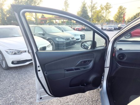 2019 Toyota Vitz - photo 6
