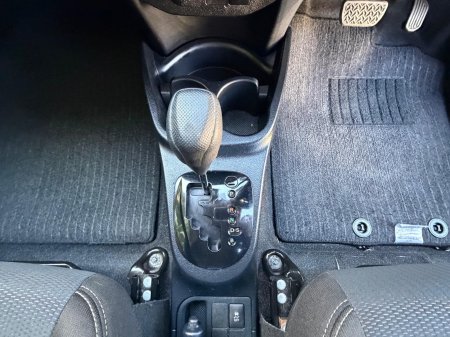 2020 Toyota Vitz - photo 9