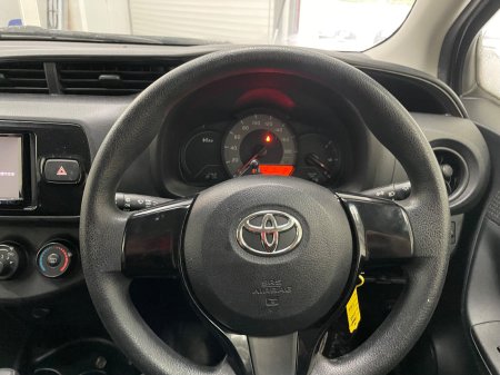 2018 Toyota Vitz - photo 11