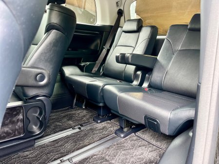 2019 Toyota Alphard - photo 16
