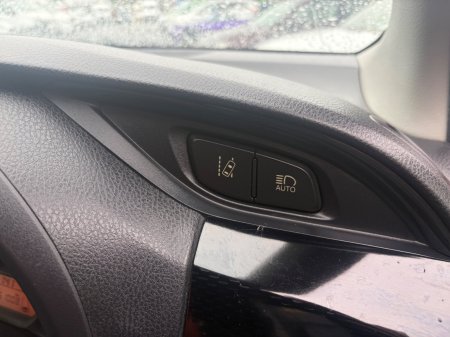2019 Toyota Vitz - photo 5