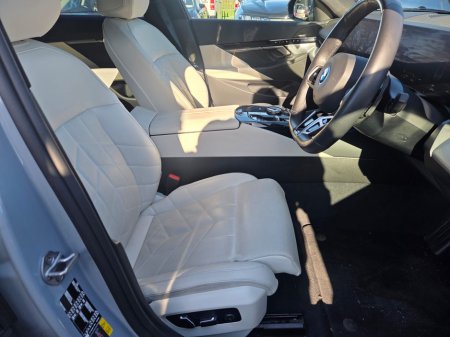 2024 BMW 5-Series - photo 3