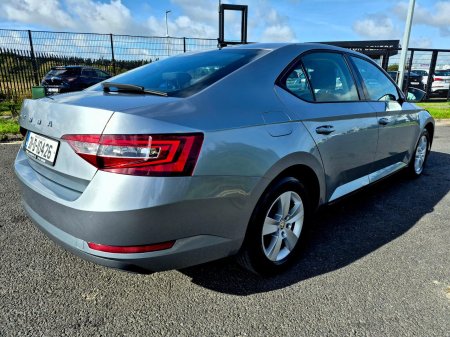 2021 Skoda Superb - photo 2