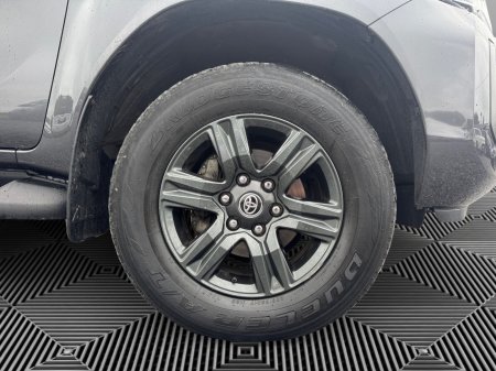 2025 Toyota Hilux - photo 9