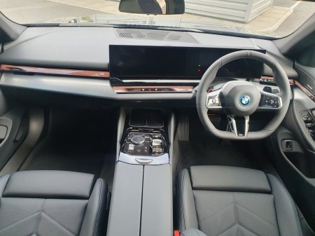 2026 BMW 5-Series - photo 4