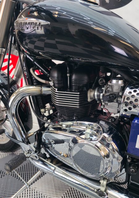 2010 Triumph Bonneville - photo 33