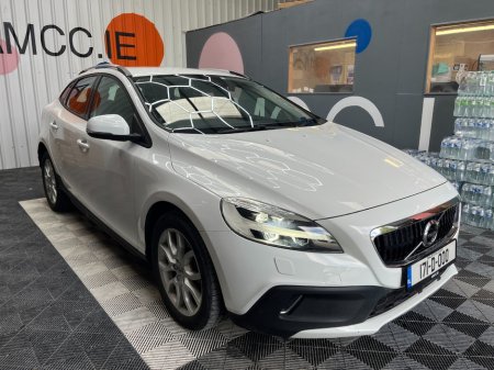 2017 Volvo V40 2017 VOLVO V40 CROSS COUNTRY D4 MOMENTUM 2.0 AUTOMATIC / CRUISE CONTROL / PARKING CAMERA / ELECTRIC