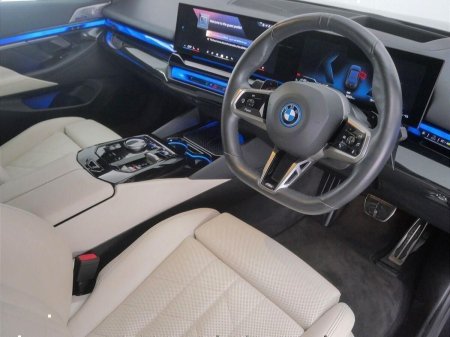 2024 BMW 5-Series - photo 6