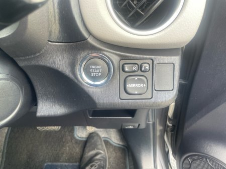 2012 Toyota Vitz - photo 17