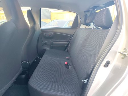 2019 Toyota Vitz - photo 16