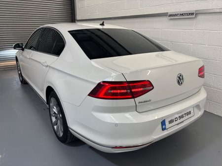 2018 Volkswagen Passat - photo 2