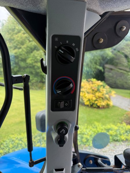 2008 New Holland T6080 - photo 21