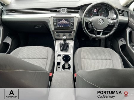 2018 Volkswagen Passat - photo 2