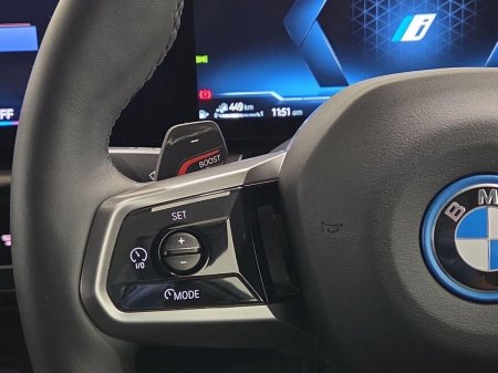 2025 BMW 5-Series - photo 17