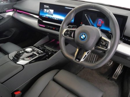2024 BMW 5-Series - photo 6