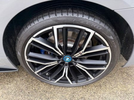 2022 BMW 5-Series - photo 10