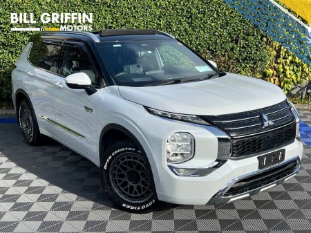2023 Mitsubishi Outlander 7-SEATER 2.4 HYBRID AUTO ** HUGE SPEC ** // FULL SERVICE HISTORY // TILT & SLIDE PAN ROOF // BOSE SO