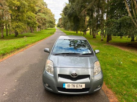 2010 Toyota Yaris - photo 2